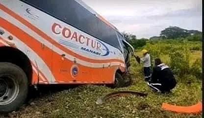 ALERTA! ¡ACCIDENTE DE BUS DE COACTUR EN LA VÍA JIPIJAPA-GUAYAQUIL!